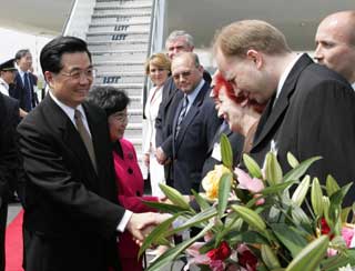 Hu arrives in Warsaw for state visit