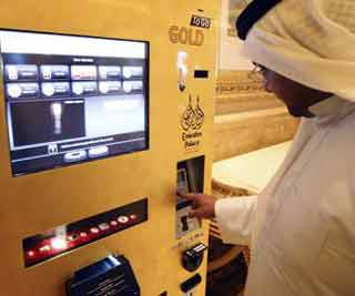 Gold ATM debuts in Abu Dhabi<BR>阿聯(lián)酋現(xiàn)'黃金ATM機'(圖)