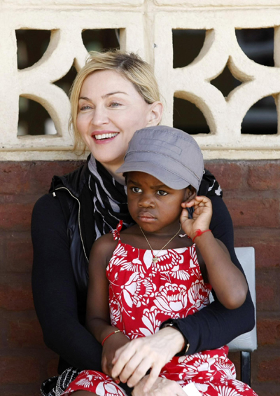 Madonna returns to Malawi on charity trip