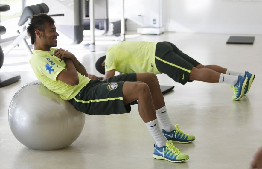 巴西隊長恢復參加合練 內馬爾等人水中訓練