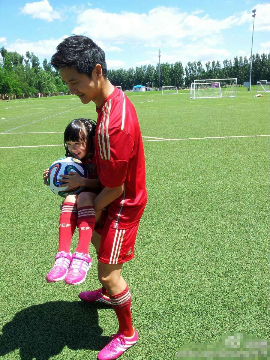 田亮父女披西班牙戰袍秀腳法 森碟頑皮耍賴