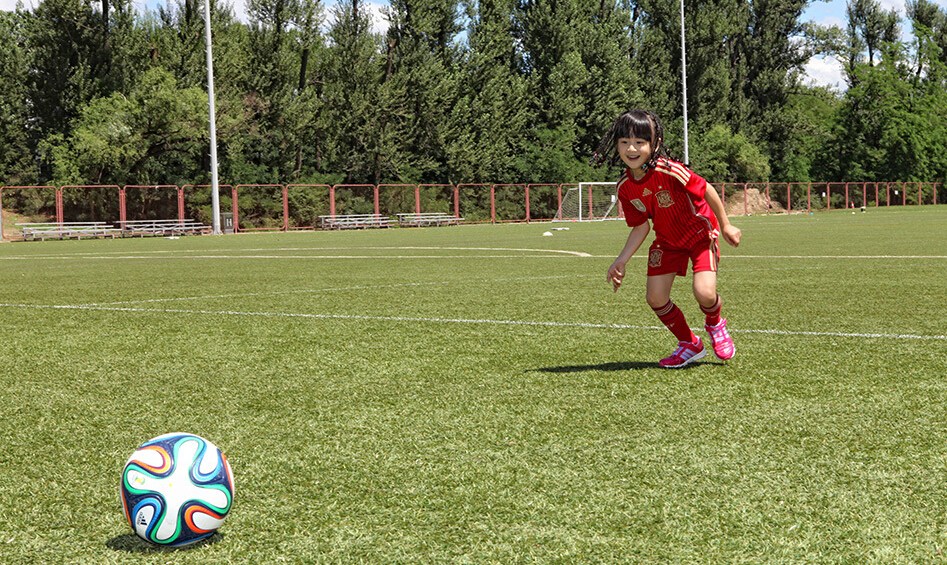 田亮父女披西班牙戰(zhàn)袍秀腳法 森碟頑皮耍賴