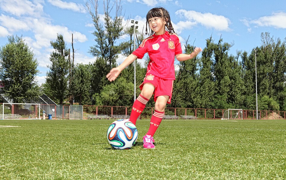田亮父女披西班牙戰(zhàn)袍秀腳法 森碟頑皮耍賴