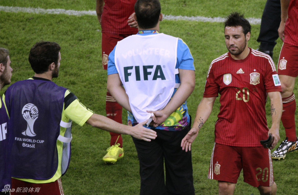 衛(wèi)冕冠軍西班牙出局悲催沮喪