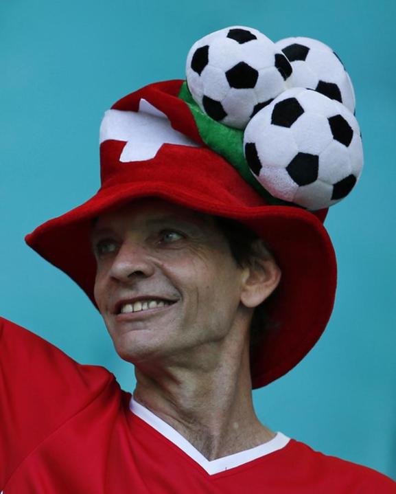 法瑞兩國球迷爭奇斗艷