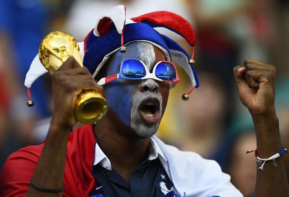 法瑞兩國(guó)球迷爭(zhēng)奇斗艷