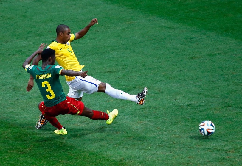 巴西4-1喀麥隆 眾將扛起內馬爾慶祝