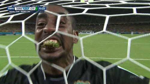 雅虎體育：不甘寂寞！瘋狂門(mén)將吃草慶祝進(jìn)球