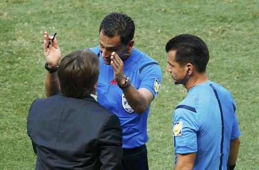 羅本承認(rèn)曾假摔 墨西哥主帥：該罰他下場(chǎng)