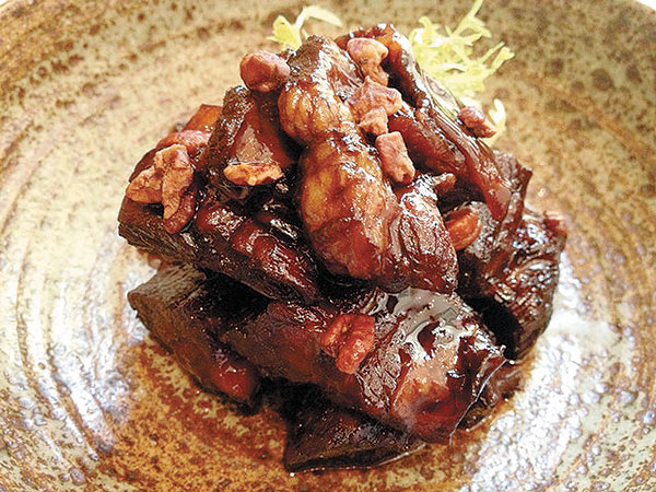 Deep-fried pomfret (above) is a highly recommended cold dish. Photo provided to China Daily Delicated delights
