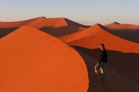日出時的非洲沙丘