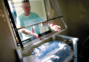 縱容父母扔孩子？日本首次設(shè)立“棄嬰艙”惹爭(zhēng)議