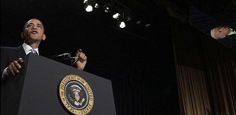 剛諷刺完奧巴馬自己就忘詞 佩林“瞄手心”戰(zhàn)術(shù)成笑柄