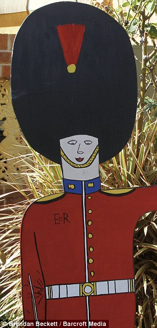 英王室粉絲自制“王座馬桶” 住所儼然“小白金漢宮”