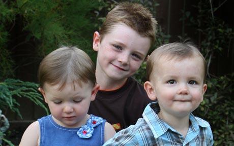 英夫妻為救長子人工授精生雙胞胎遭質疑