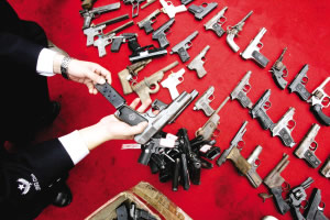 男子赴宴遲到被女友責怪 當場鳴槍泄憤