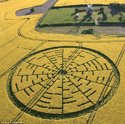 英國再現(xiàn)麥田怪圈 暗藏數(shù)學(xué)公式及樂譜