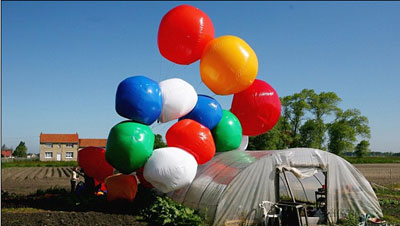 圖片新聞三則：汽車烤牛排、嗷嗷待哺、氦氣球旅行