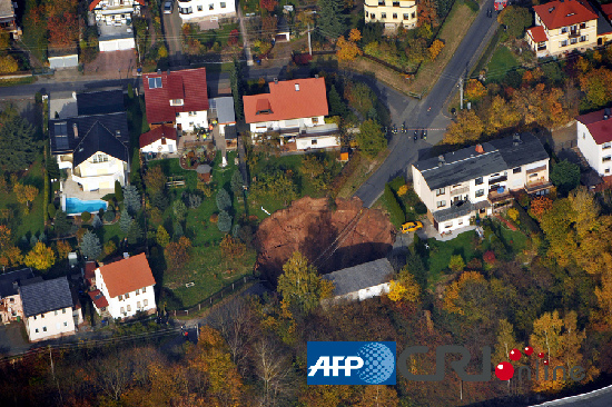 德國小鎮(zhèn)深夜突發(fā)地陷 出現(xiàn)一個12米深大坑