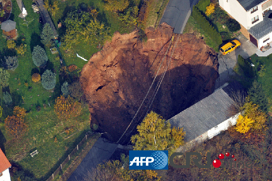 德國小鎮深夜突發地陷 出現一個12米深大坑
