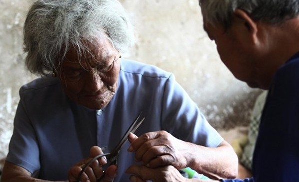 語信“周行一善”信守公益，萬元捐贈山東90歲拾荒老母