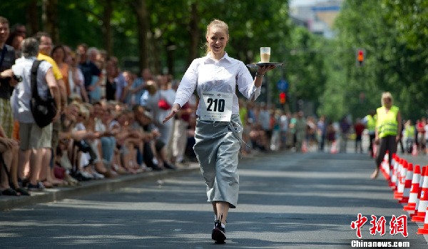 德國柏林舉辦侍者跑步比賽
