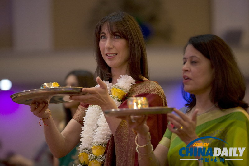 卡梅倫夫婦參加印度燈節慶典 薩曼莎身穿印度服飾很驚艷