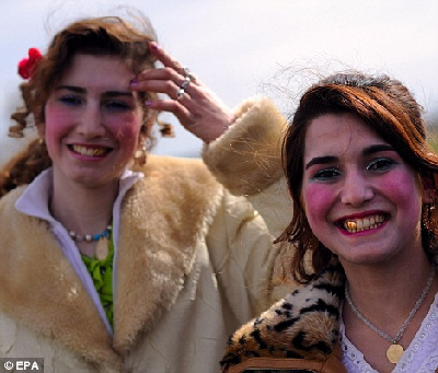 保加利亞舉辦傳統(tǒng)新娘集市 上千吉普賽少女待價而沽