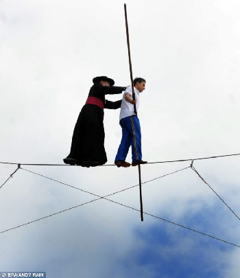 為艾滋病人募集善款 英國(guó)神父高空走鋼絲奪人眼球