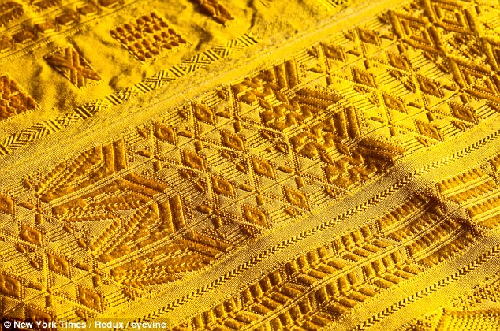 百萬金蜘蛛“吐絲”織成披肩 英藝術家創造驚世杰作