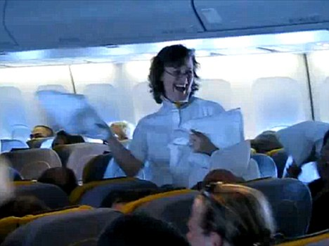 德航班上演“枕頭大戰” 空姐與乘客同樂令網友羨慕