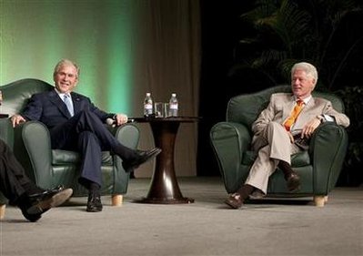 布什、克林頓卸任后首度同臺演講 一團和氣