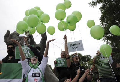 穆薩維拒絕重新計(jì)票或?qū)⒃廛浗?內(nèi)賈德開始清算反對(duì)派