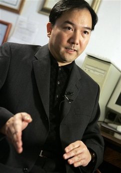 家中藏有2億美元現金的華裔巨富承認販賣冰毒原料