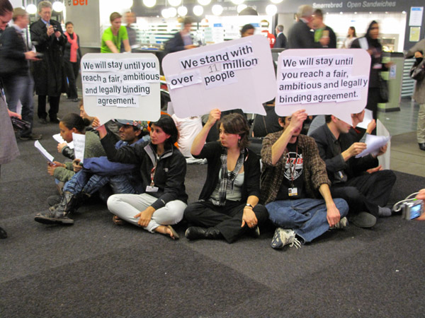 示威者要求氣候變化大會取得實(shí)質(zhì)成果（圖）