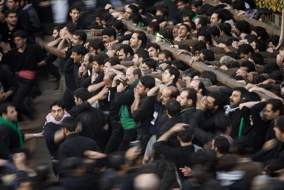 伊朗逮捕多名反對派政治人物 小穆薩維尸體被帶走