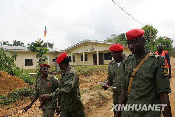 獲釋中國漁民抵達喀麥隆西部港口林貝