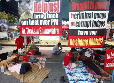 他信呼吁民眾支持“紅衫軍” 阿披實(shí)承認(rèn)泰國(guó)已分裂