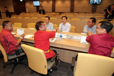 泰總理與“紅衫軍”談判無果而終 現(xiàn)場直播中代表“內(nèi)急”