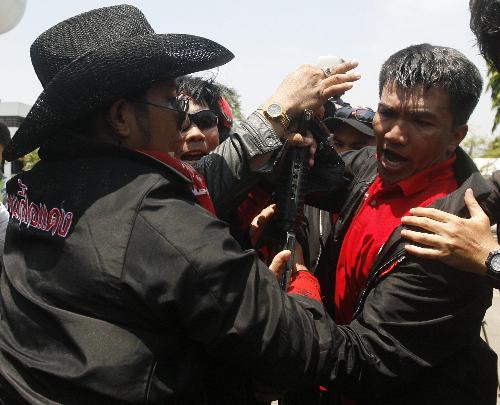 泰國“紅衫軍”沖入國會 阿披實宣布進入緊急狀態