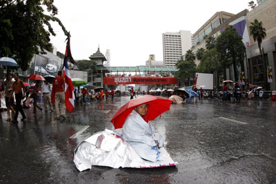 圖：阿披實授權軍方平息騷亂 泰柬邊境發生短暫交火