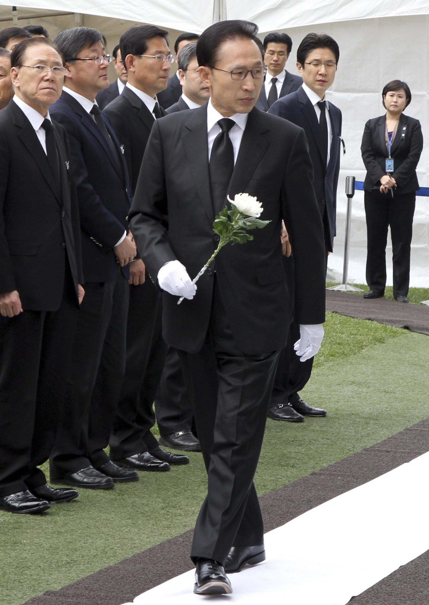 李明博吊唁“天安”艦遇難官兵 韓國或向中國尋求支持