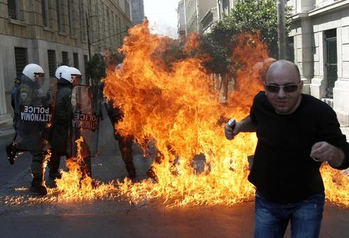 希臘有望獲千億歐元“救命錢(qián)” 數(shù)萬(wàn)民眾抗議緊縮財(cái)政措施