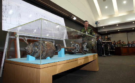 韓國調查團人員就證據進行說明