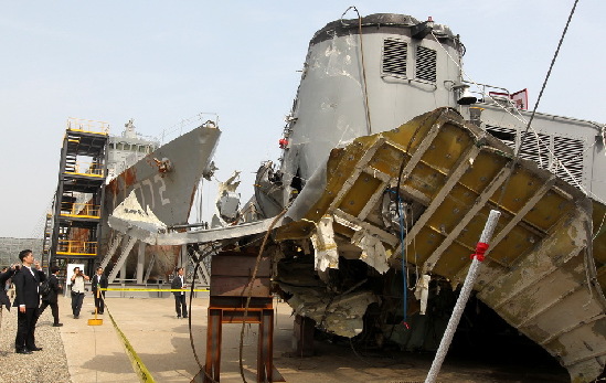 韓國調查團人員就證據進行說明