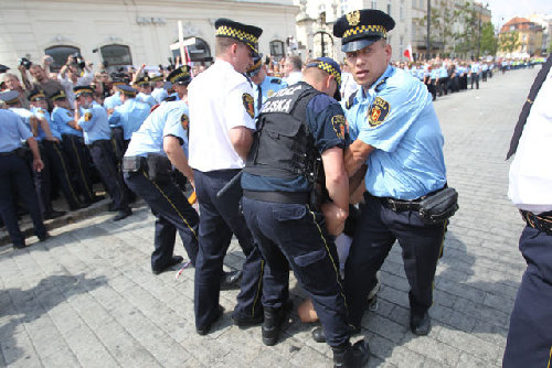 波蘭數百民眾抗議撤走紀念前總統十字架 與警察起沖突