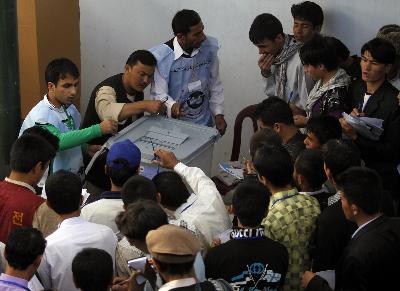 阿富汗議會選舉在襲擊中舉行 已經出現違規投訴