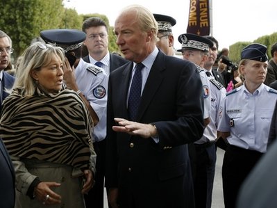 情報(bào)稱巴黎或遭人彈襲擊 法國(guó)提高恐怖威脅等級(jí)