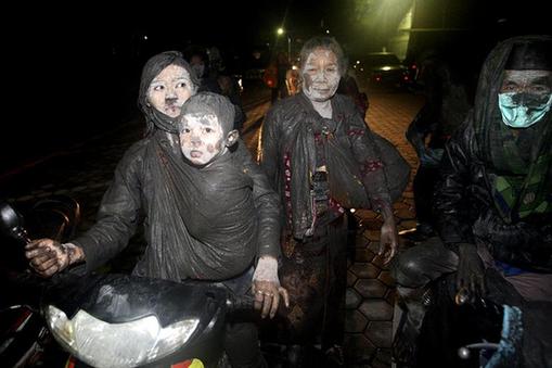 印尼默拉皮火山一夜奪78命 總統稱將強制居民撤離