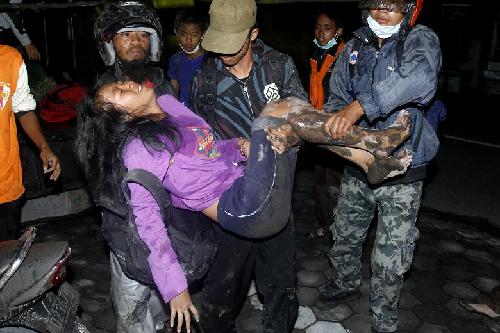 印尼默拉皮火山一夜奪78命 總統稱將強制居民撤離